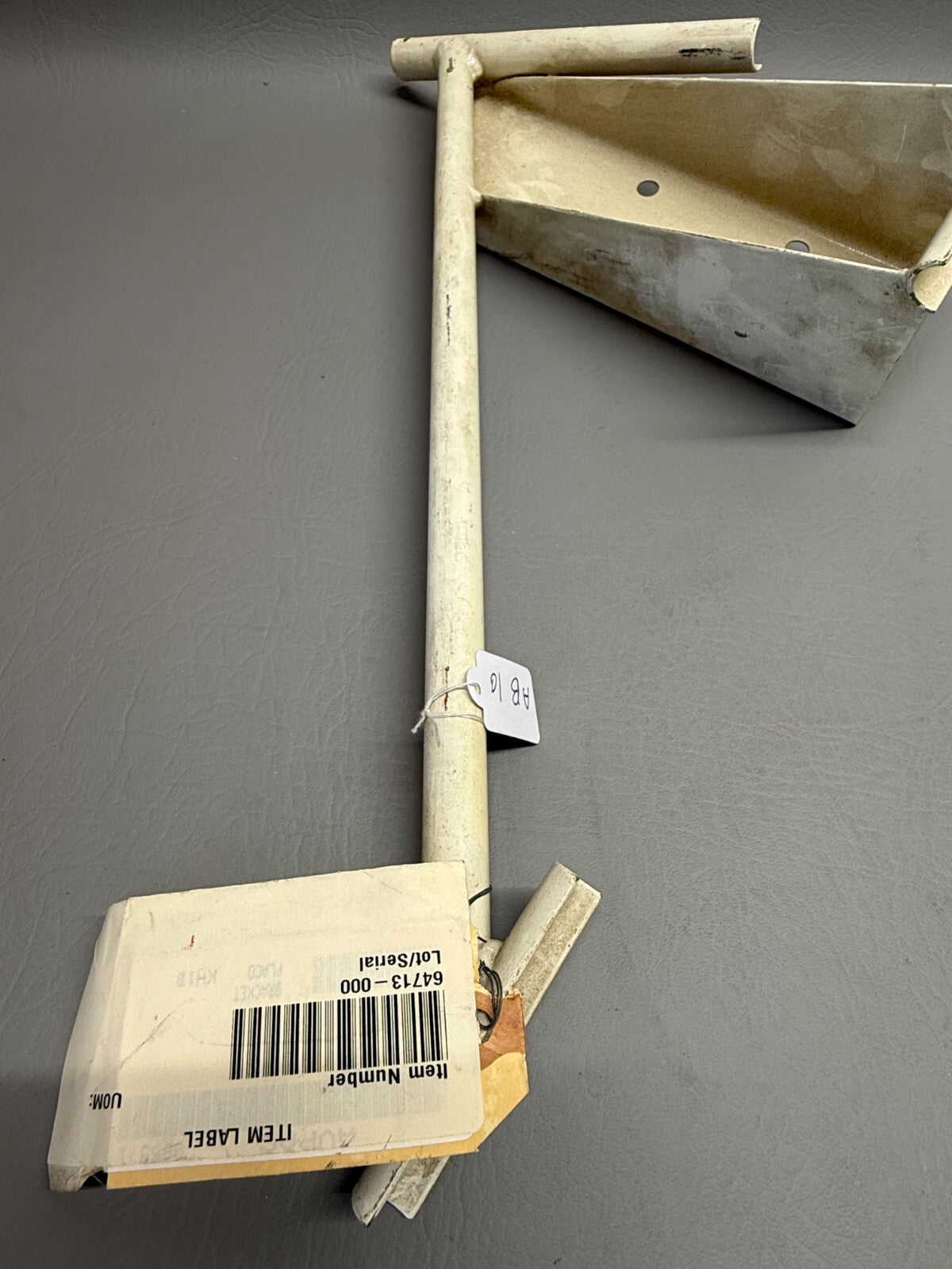 64713-000 Piper Bracket