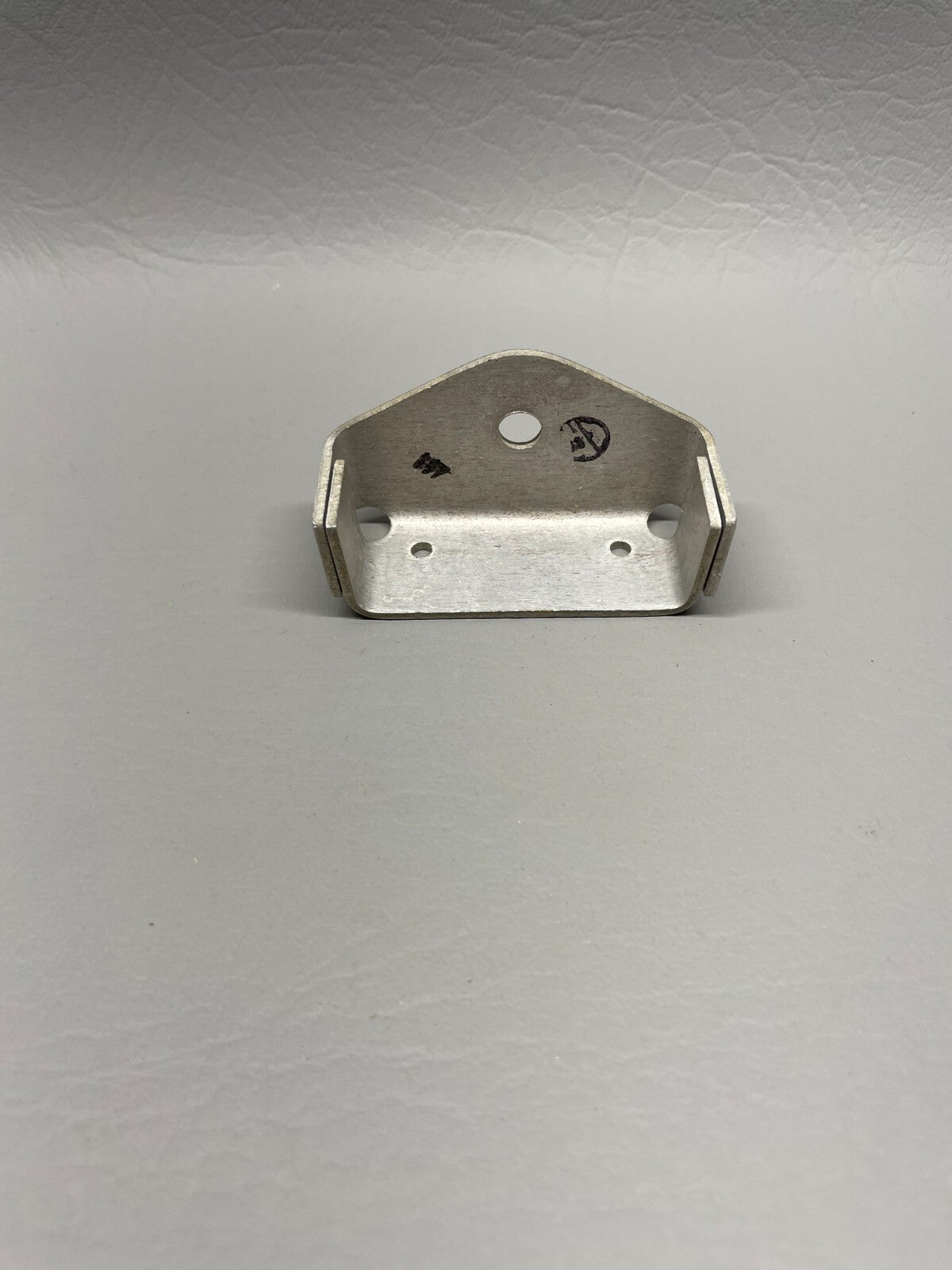 Cessna A185F Bracket Hinge Middle P/N 0732100-10 (NEW)