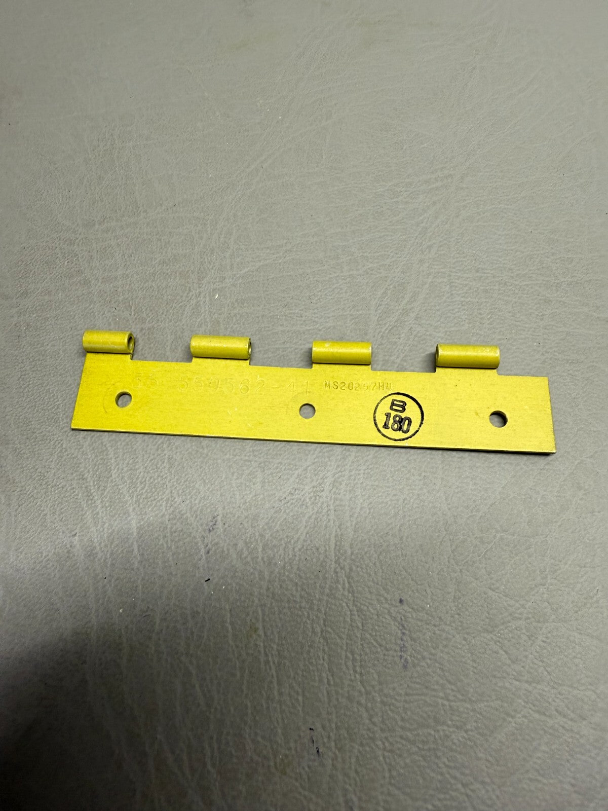 35-550562-41 Beechcraft Bonanza Fresh Air Hinge
