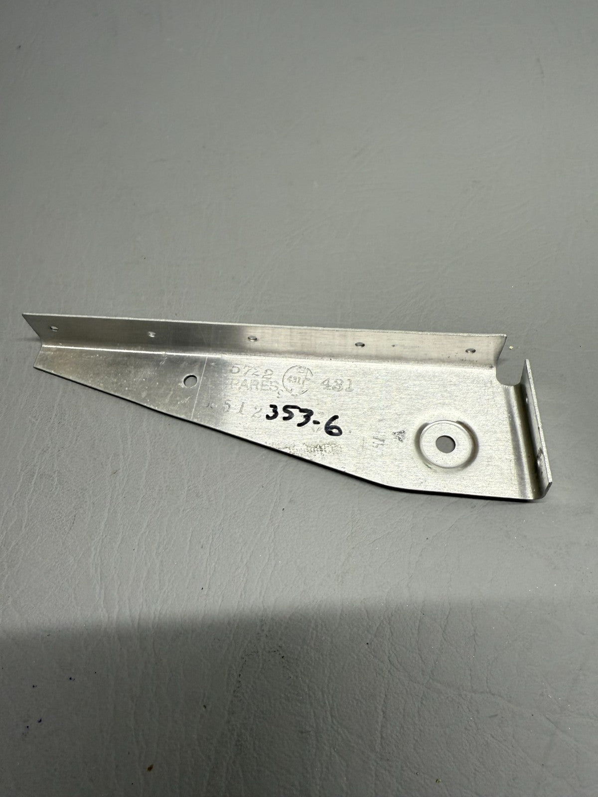 1512353-6 Cessna Bracket Hinge
