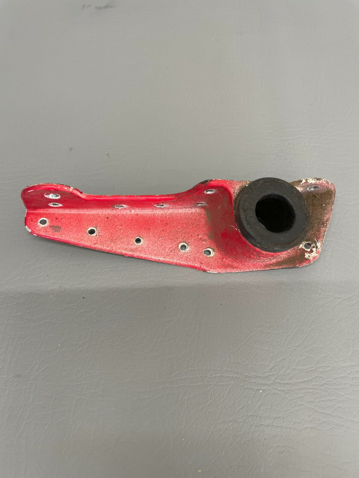Cessna 180/185 SkyWagon Left Tailspring Mounting Casting P/N 0712305-3 