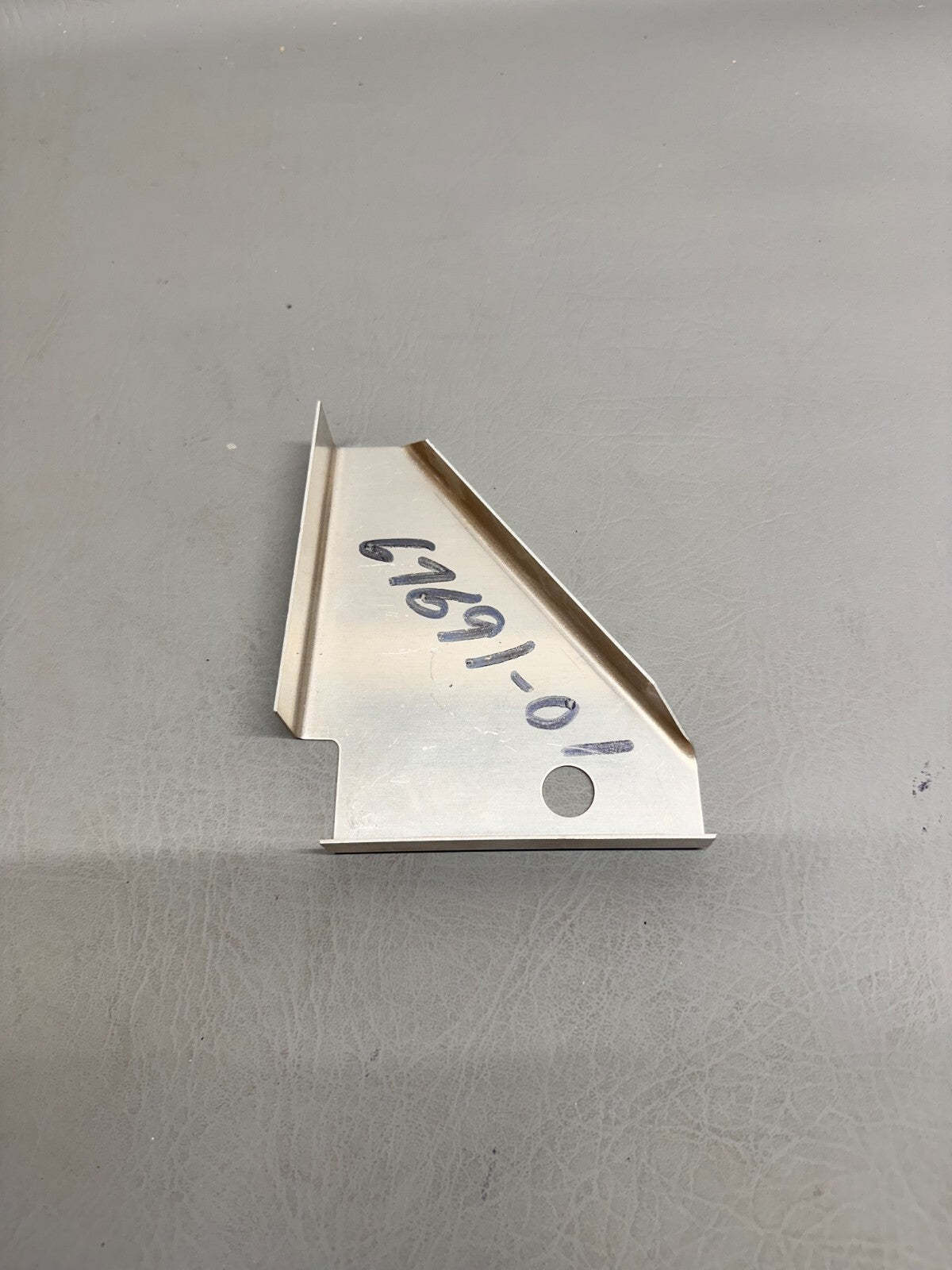 67691-001 Piper Bracket