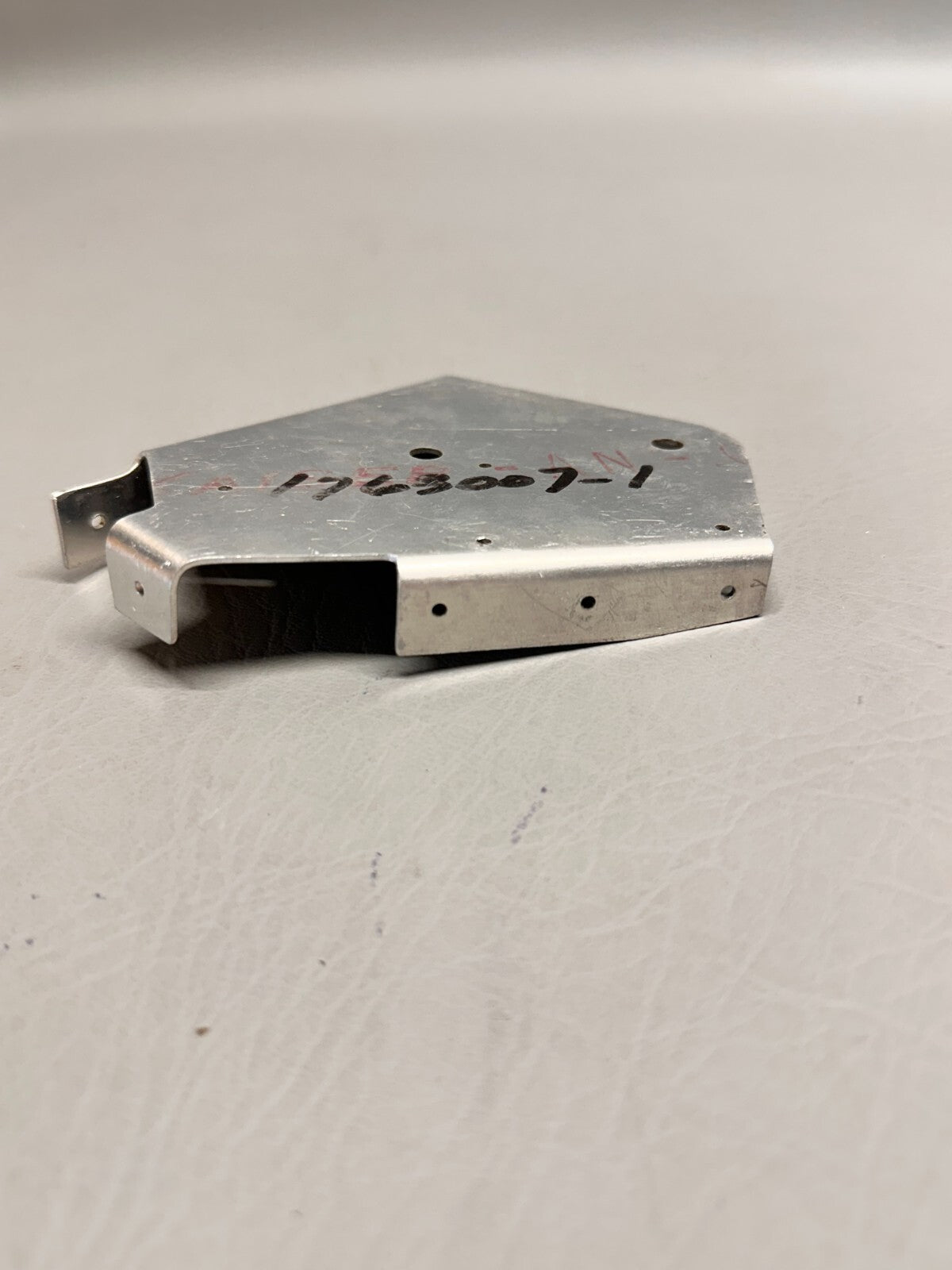 1763007-1 Cessna Cardinal Pully Bracket LH