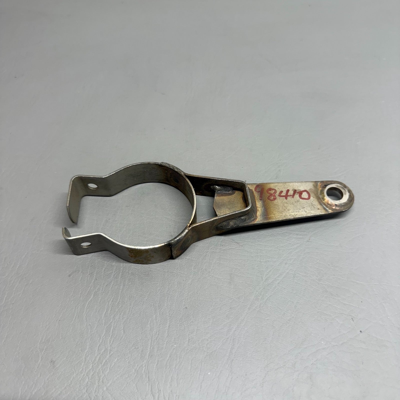 98410-000 Piper Exhaust Bracket Assy