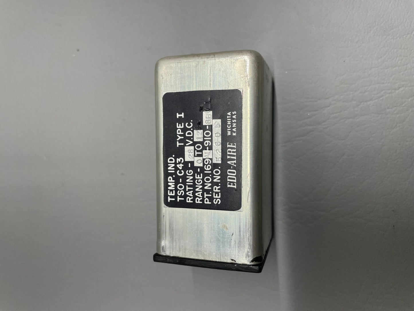 Edo Aire Oil Temp Indicator with 8130 P/N 169AU-910-8BWL