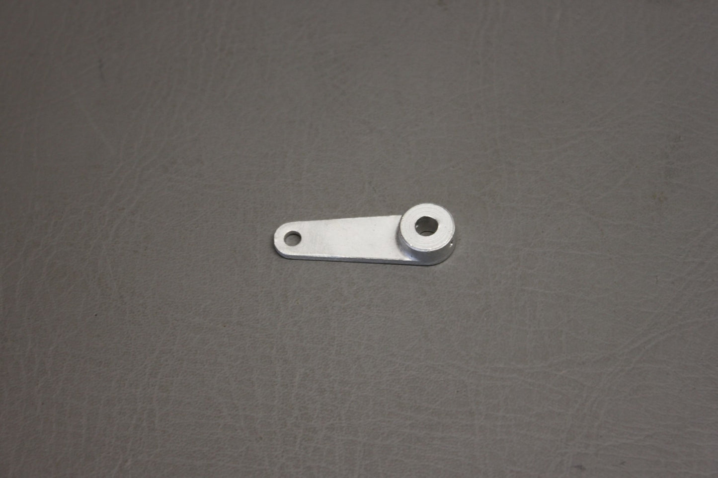 0713019-24 Cessna Arm Assy