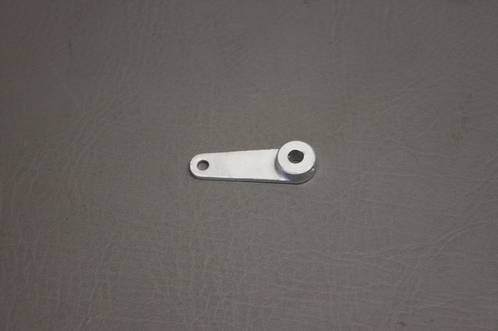0713019-24 Cessna Arm Assy