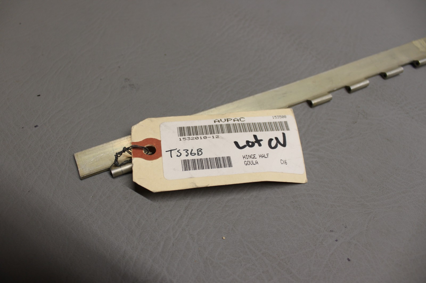 1532010-12 Cessna Hinge Half