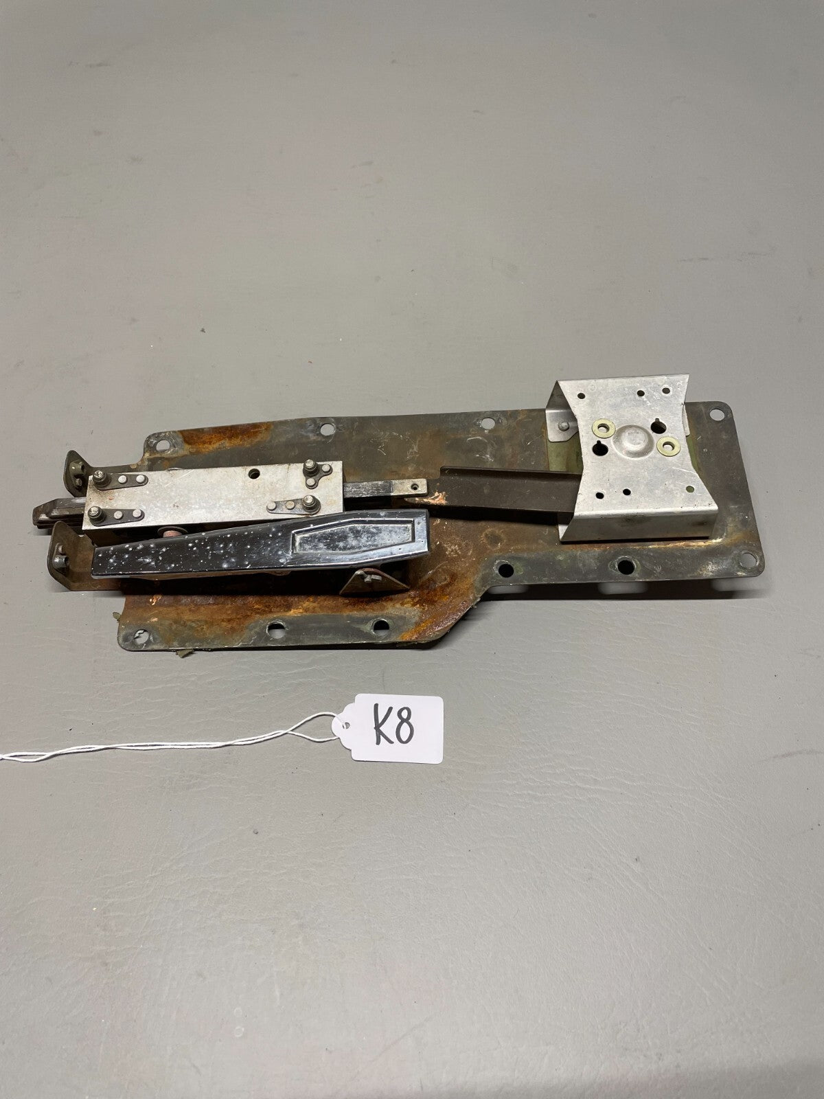 Cessna 180 / 180K Cabin Door Latch Assy RH P/N 1511205-17