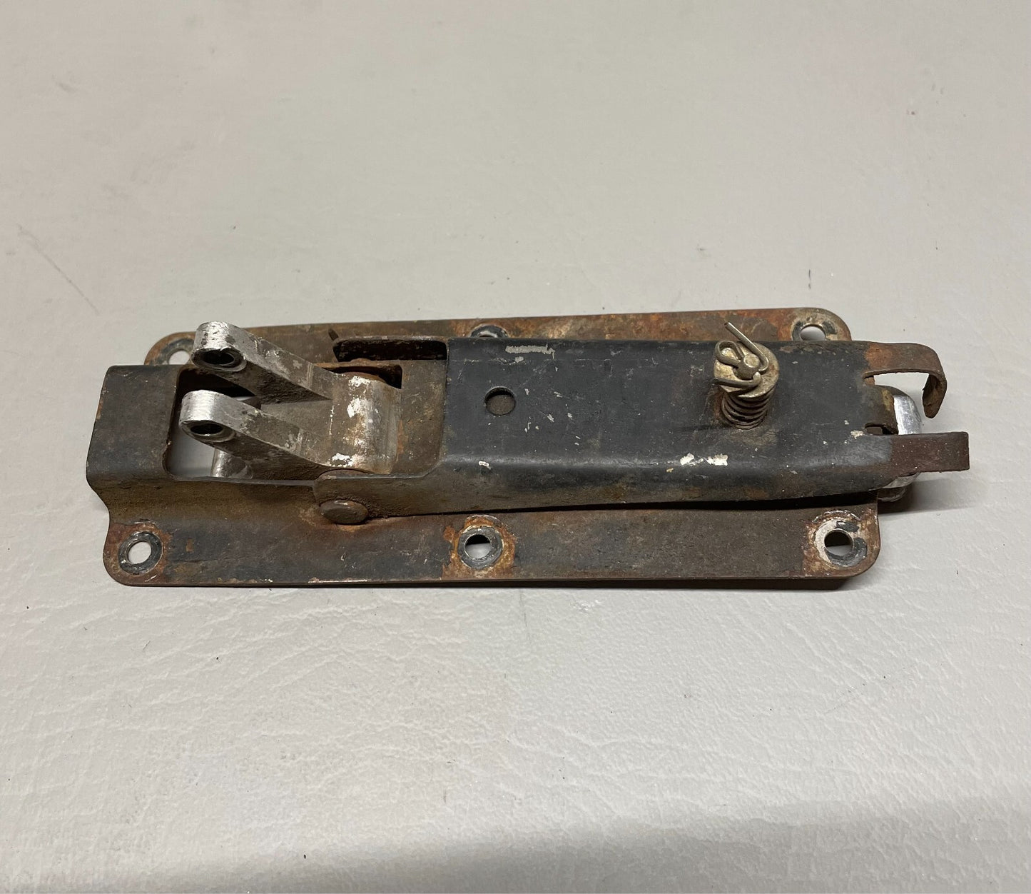 Piper PA-31T Fwd Baggage Door Handle and Bracket P/N 22641-002 / 30580-000