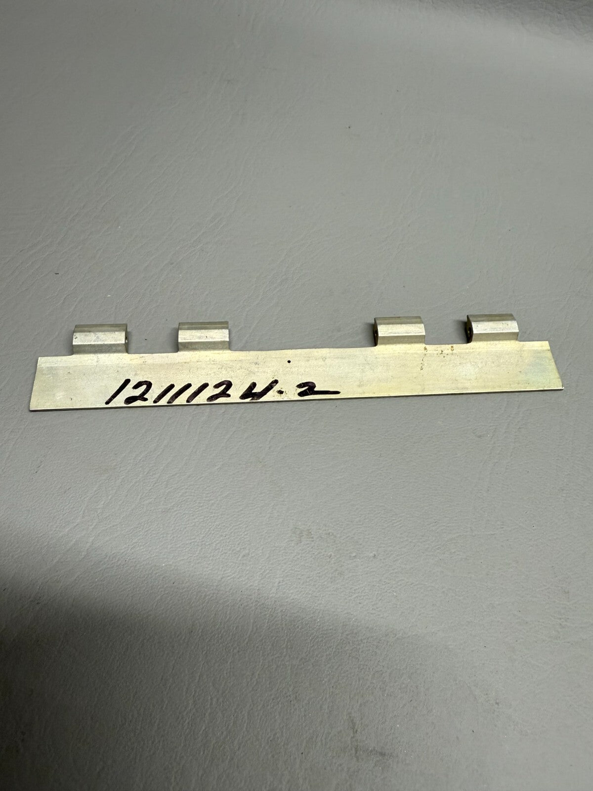 Cessna Hinge P/N 1211124-2