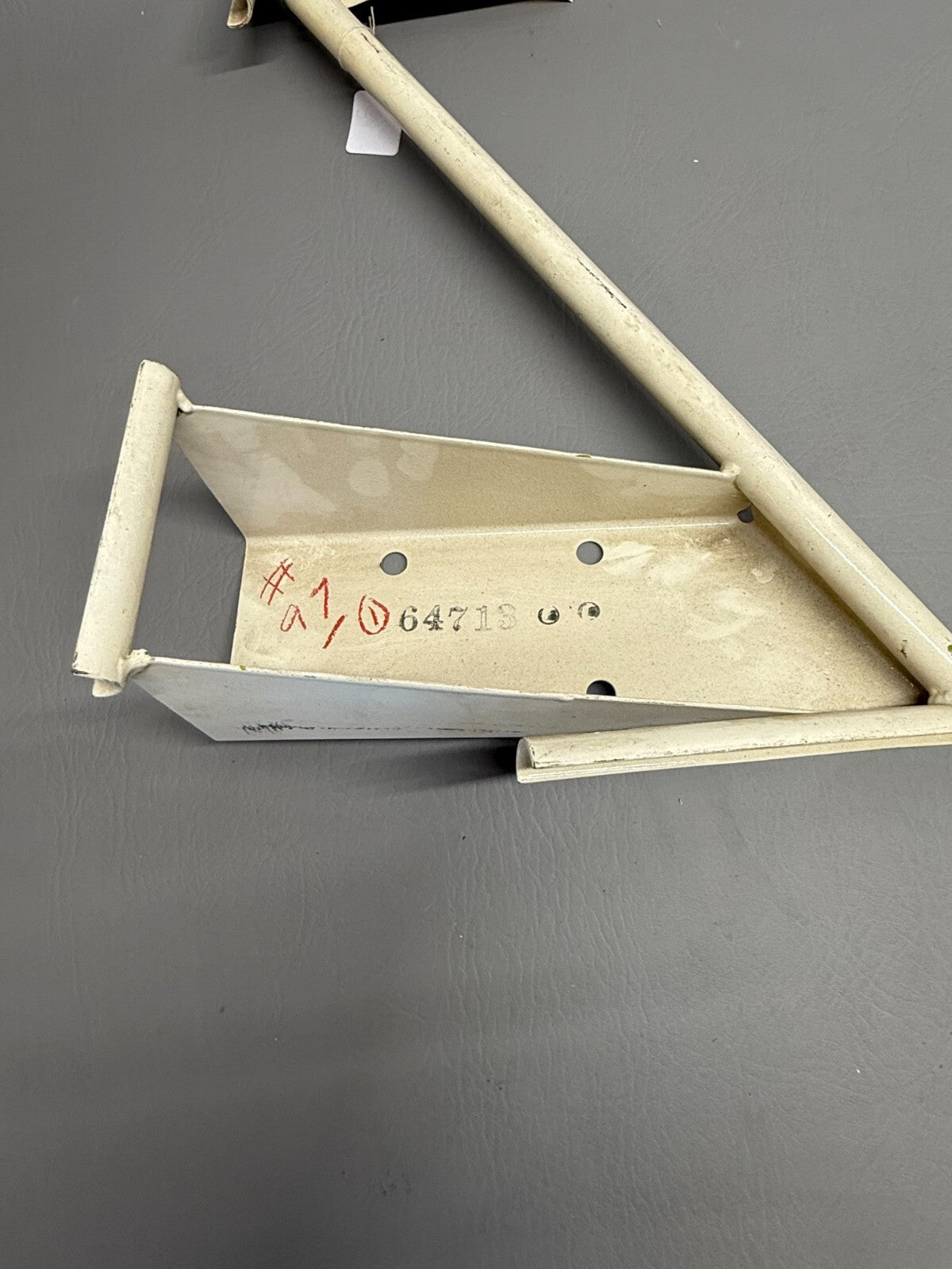 64713-000 Piper Bracket