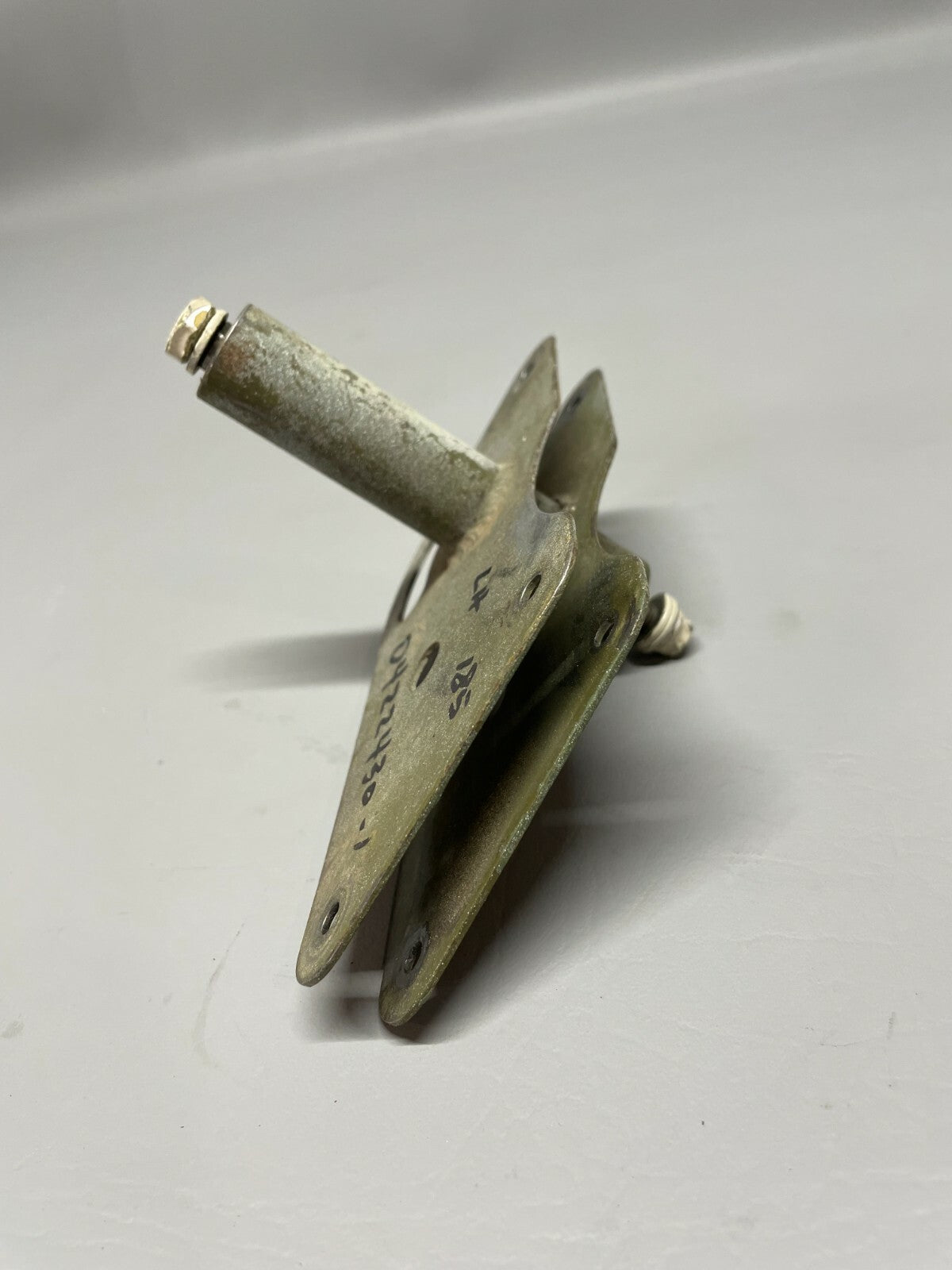 Cessna A185F/172N Aileron Bellcrank Assy LH P/N 0422430-1